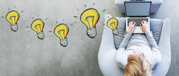 Lampadine con l'uomo utilizzando un computer portatile — Foto Stock