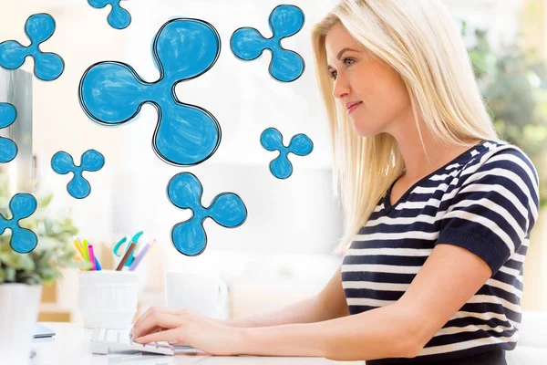 Ripple with happy young woman in front of the computer — Stock Photo, Image