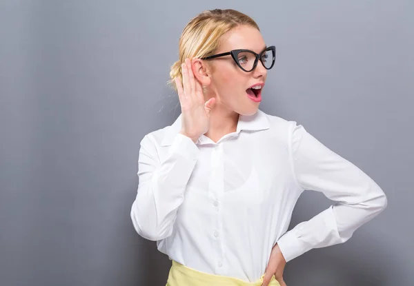 Jonge vrouw luisteren — Stockfoto