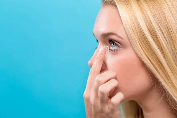 Mooie jonge vrouw met contactlenzen — Stockfoto