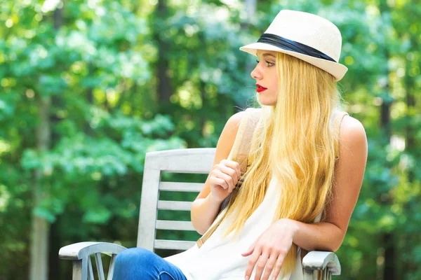 Jonge vrouw zitten buiten — Stockfoto