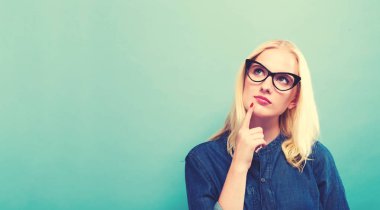 Düşünceli bir poz genç kadın