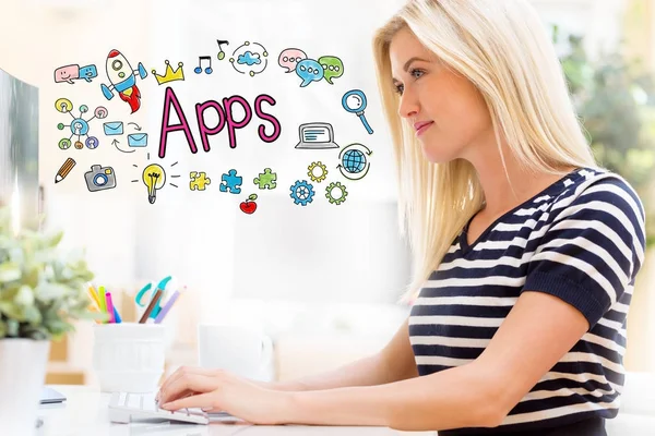 Apps mit glücklicher junger Frau vor dem Computer — Stockfoto