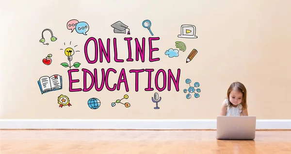 Online onderwijs tekst met klein meisje met een laptopcomputer — Stockfoto