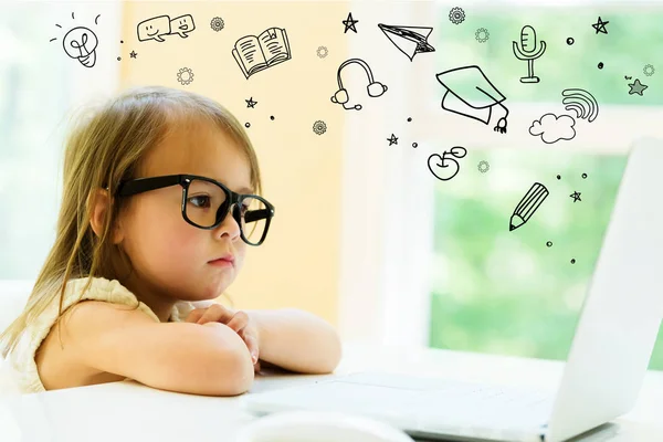 E-Learning avec petite fille — Photo