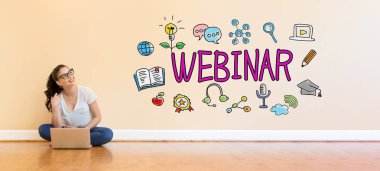 Dizüstü bilgisayar kullanan genç kadınla Webinar metin