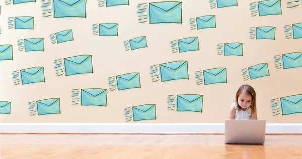 Emails con una niña usando una computadora portátil — Foto de Stock