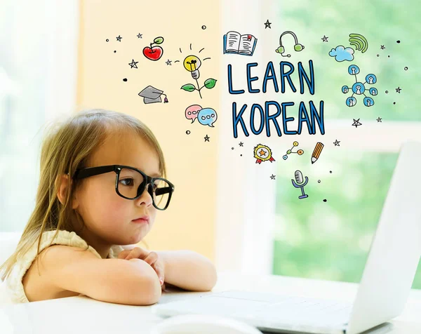 Läs om koreansk text med liten flicka — Stockfoto