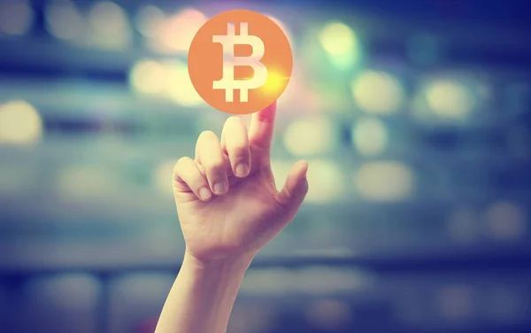 Bitcoin con mano premendo un pulsante — Foto Stock