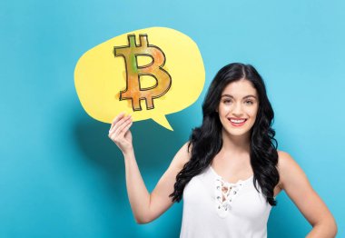 Bitcoin ile bir konuşma balonu tutan kadın