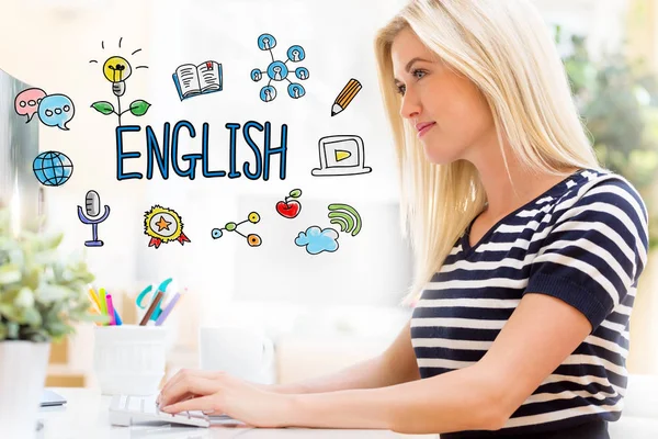 Inglese con giovane donna felice davanti al computer — Foto Stock