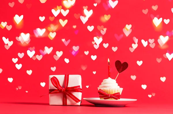 Tema Día de San Valentín con cupcake y corazón —  Fotos de Stock