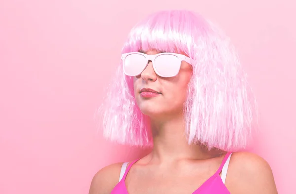 Bella donna in una parrucca rosa brillante — Foto Stock