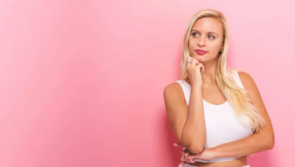 Giovane donna in una posa premurosa — Foto Stock