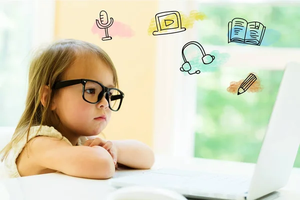 E-Learning avec petite fille — Photo