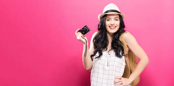 Viaggiare giovane donna in possesso di una macchina fotografica — Foto Stock