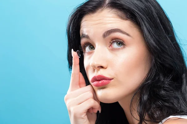 Mooie jonge vrouw met contactlenzen — Stockfoto