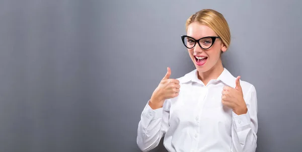 Feliz joven mujer dando pulgares — Foto de Stock