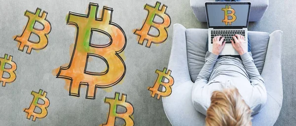 Bitcoin z człowiekiem za pomocą laptopa — Zdjęcie stockowe