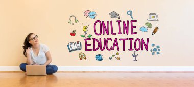 Online Eğitim metin ile bir dizüstü bilgisayar kullanan genç kadın