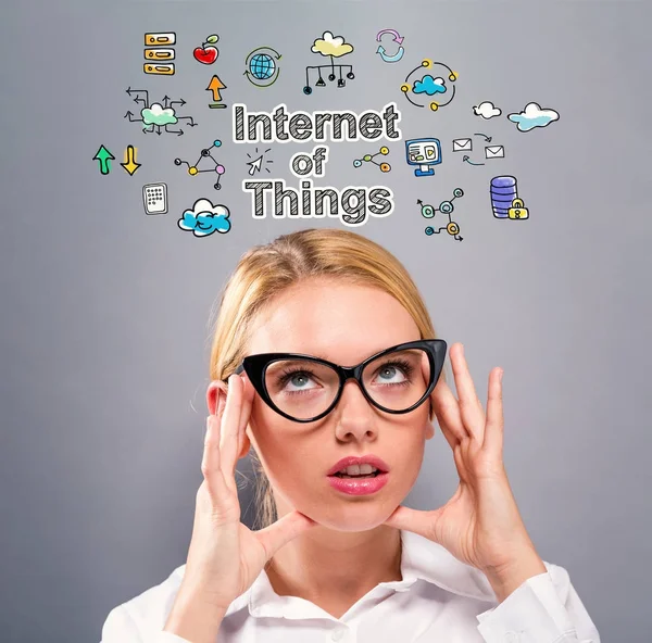 Internet of Things tekst met zakenvrouw — Stockfoto