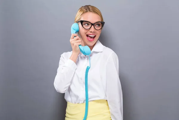 Giovane donna con telefono vecchio stile — Foto Stock