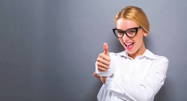 Feliz joven mujer dando pulgares —  Fotos de Stock