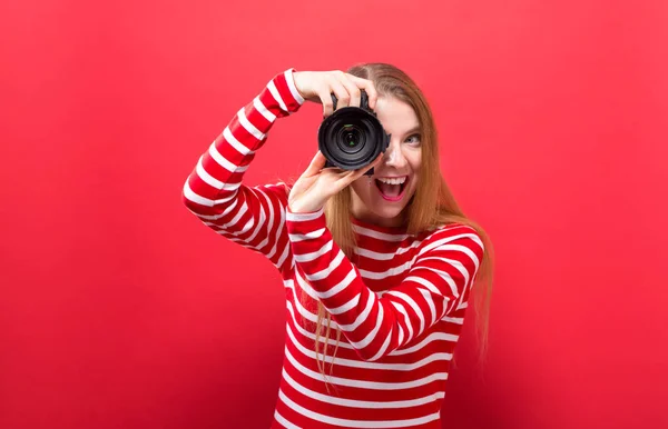 Jonge vrouw met een camera — Stockfoto