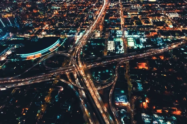 Vista aérea de uma estrada maciça em Los Angeles — Fotografia de Stock