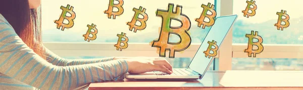 Bitcoin z kobieta pracuje na laptopie — Zdjęcie stockowe