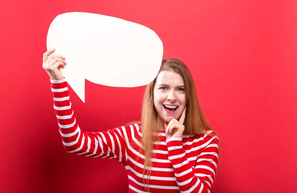 Jonge vrouw met een spraakzeepbel — Stockfoto