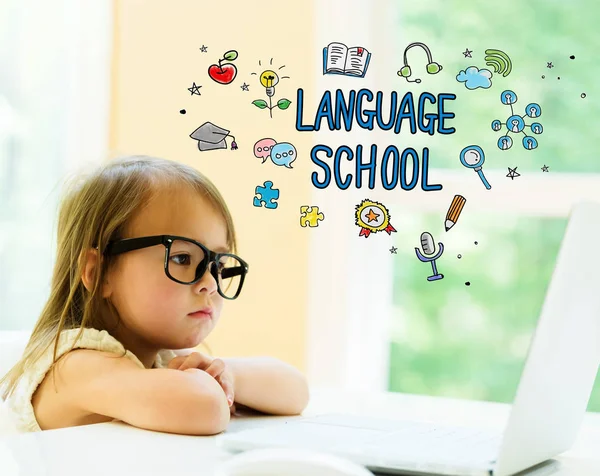 Escuela de idiomas texto con niña — Foto de Stock