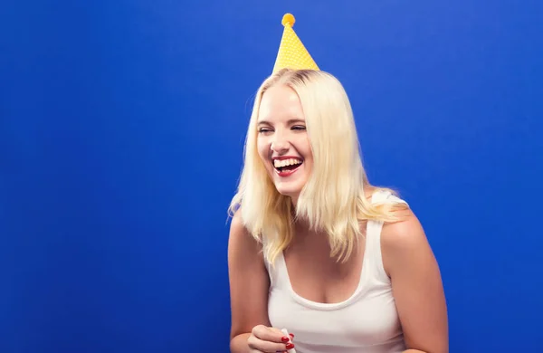 Jeune femme avec thème de fête — Photo