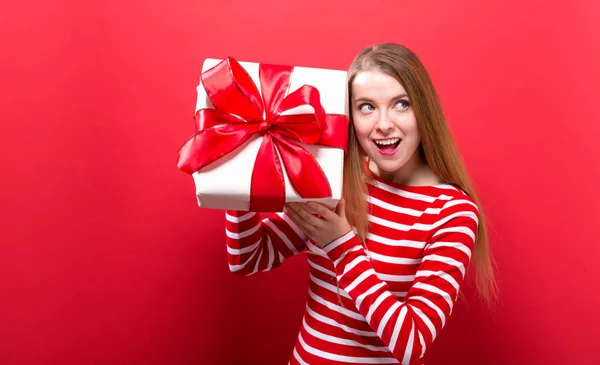 Счастливая молодая женщина держит подарочную коробку — стоковое фото