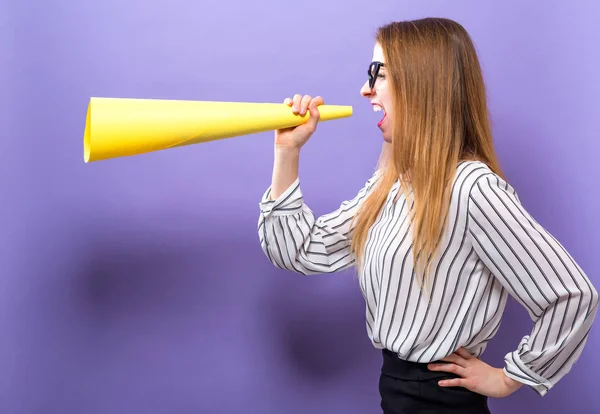 Jonge vrouw met een megafoon papier — Stockfoto