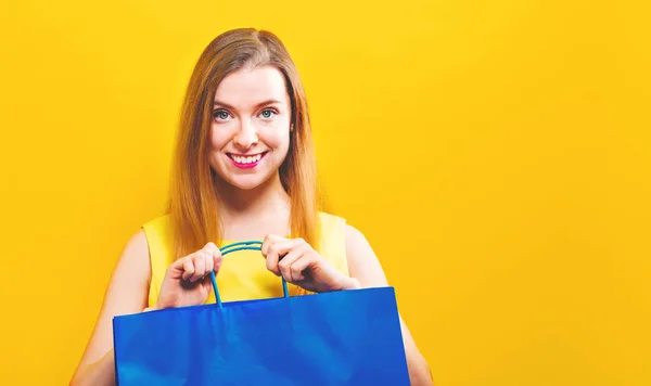 Ung kvinna som håller en shoppingväska — Stockfoto