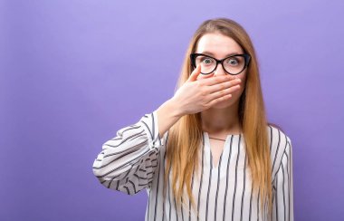 Genç bir kadın ağzını kapatıyor.