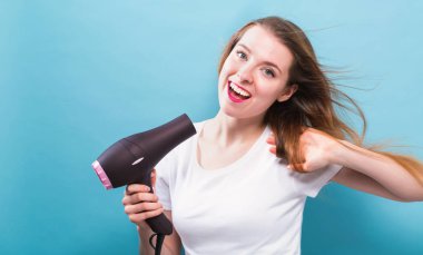 saç kurutma makinesi tutan güzel kadın