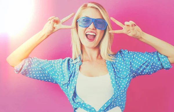 Junge Frau gibt das Friedenszeichen — Stockfoto