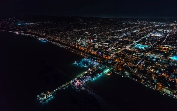 Aerial view of the Santa Monica shoreline at night — Stock Photo, Image