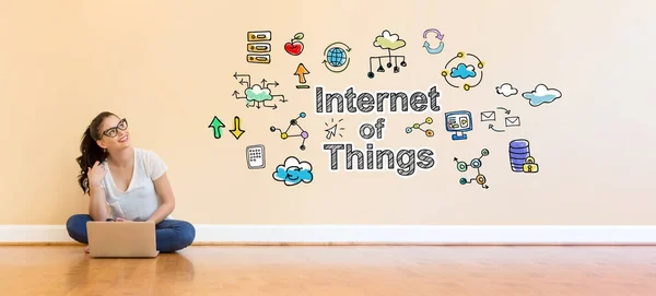 Internet of Things tekst met jonge vrouw met een laptopcomputer — Stockfoto