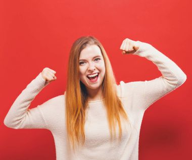 Güçlü genç kadın bir başarı poz