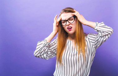 Genç kadın kendini stresli hissediyor