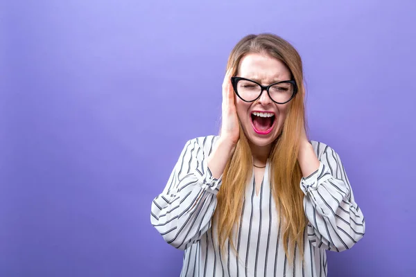 Jonge vrouw haar oren blokkeren — Stockfoto