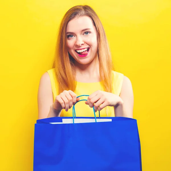 Jovem segurando um saco de compras — Fotografia de Stock