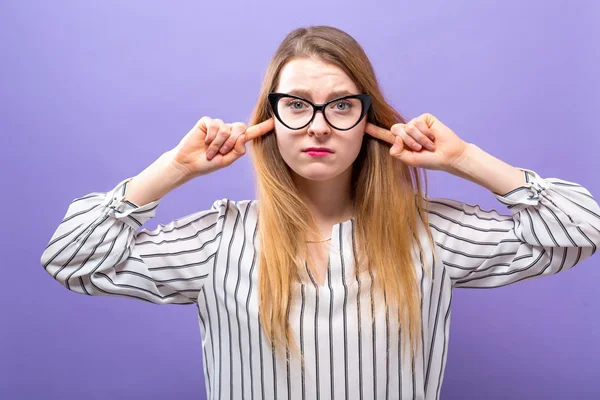 Fiatal nő blokkolja a fülét — Stock Fotó