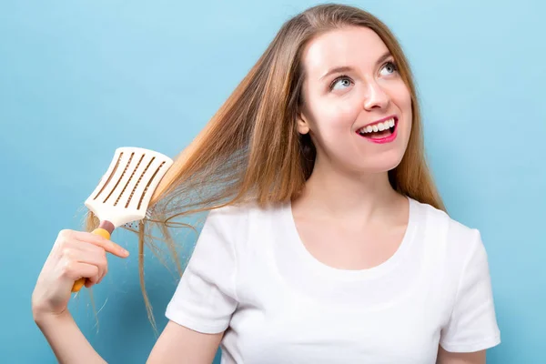 Mulher bonita segurando uma escova de cabelo — Fotografia de Stock