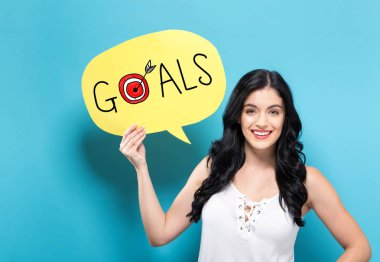 Hedefleri ile bir konuşma balonu tutan kadın