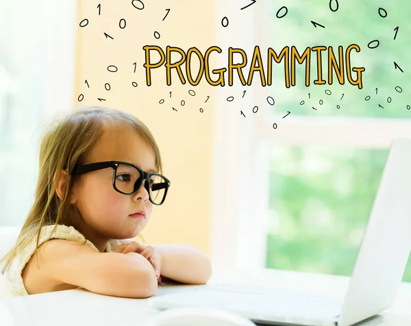 Текст програмування з маленькою дівчинкою — стокове фото