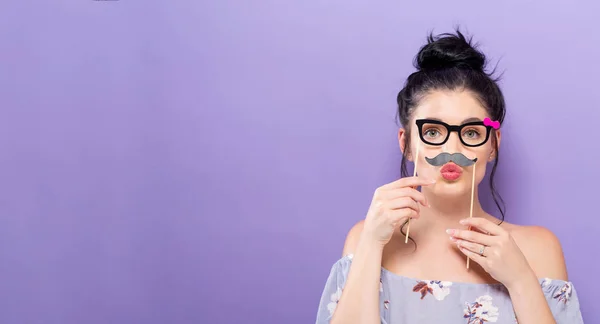 Jonge vrouw met papier partij stokken — Stockfoto